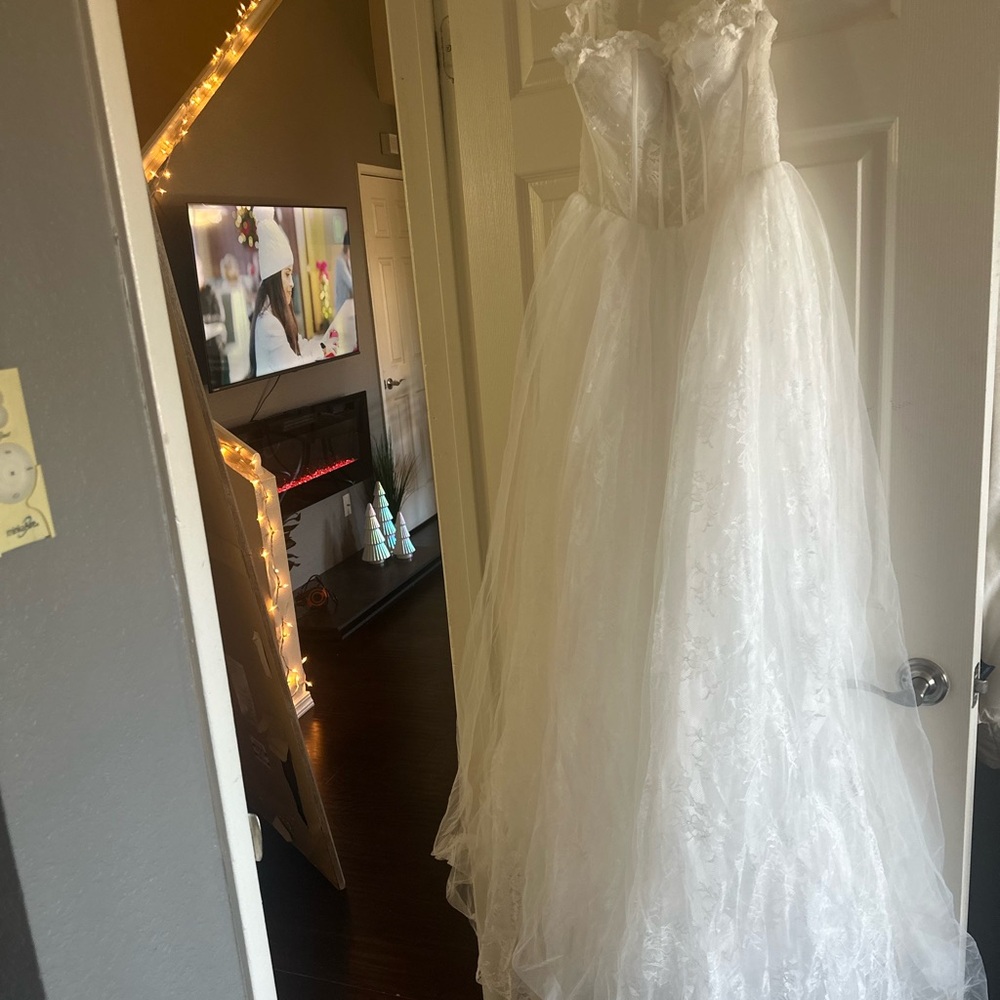 Elegant White Lace Wedding Dress